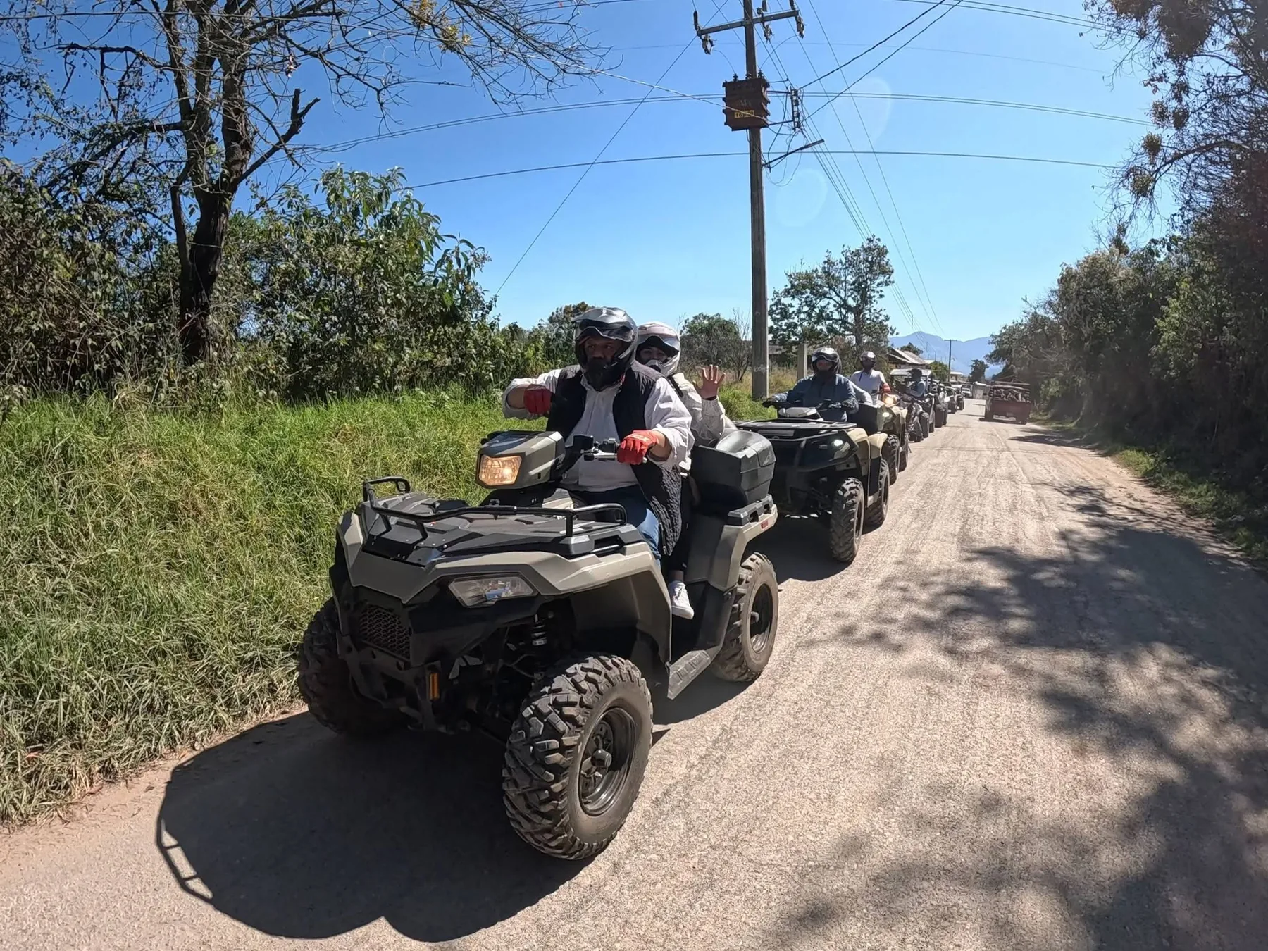 Caravana de cuatrimotos en camino rural