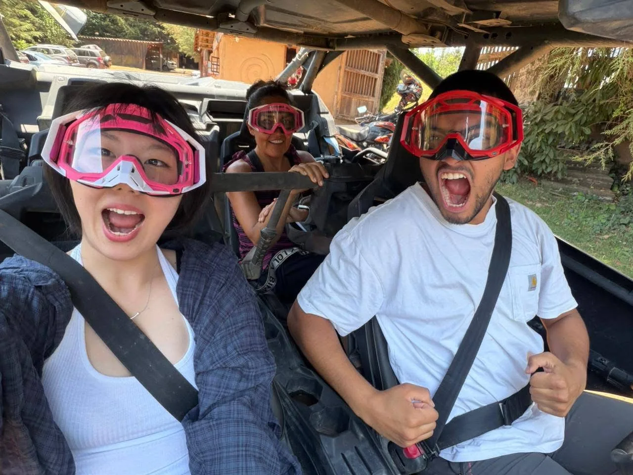 Visitantes usando goggles en racer