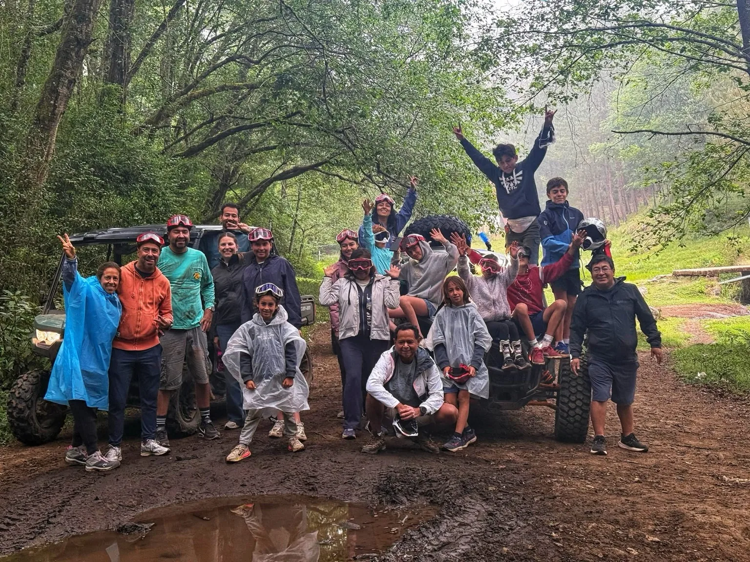 Grupo de visitantes en el bosque