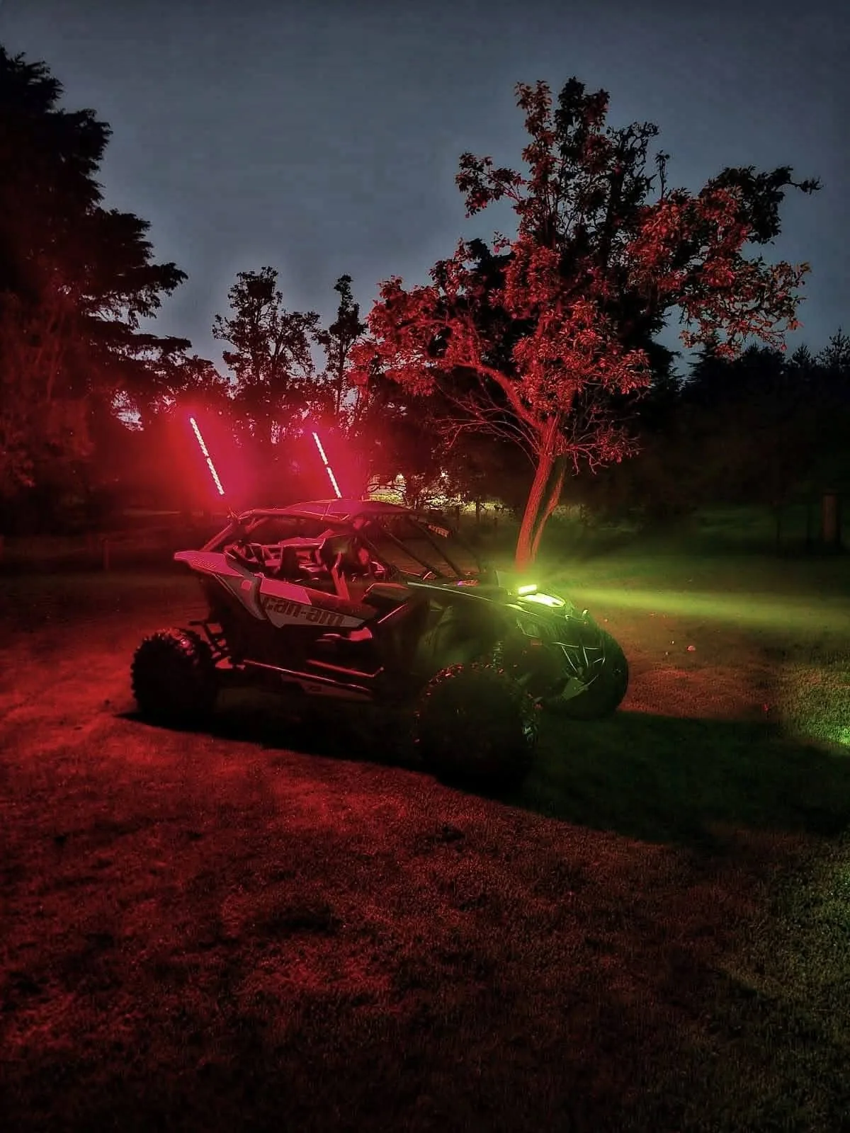 Racer iluminado durante ruta nocturna