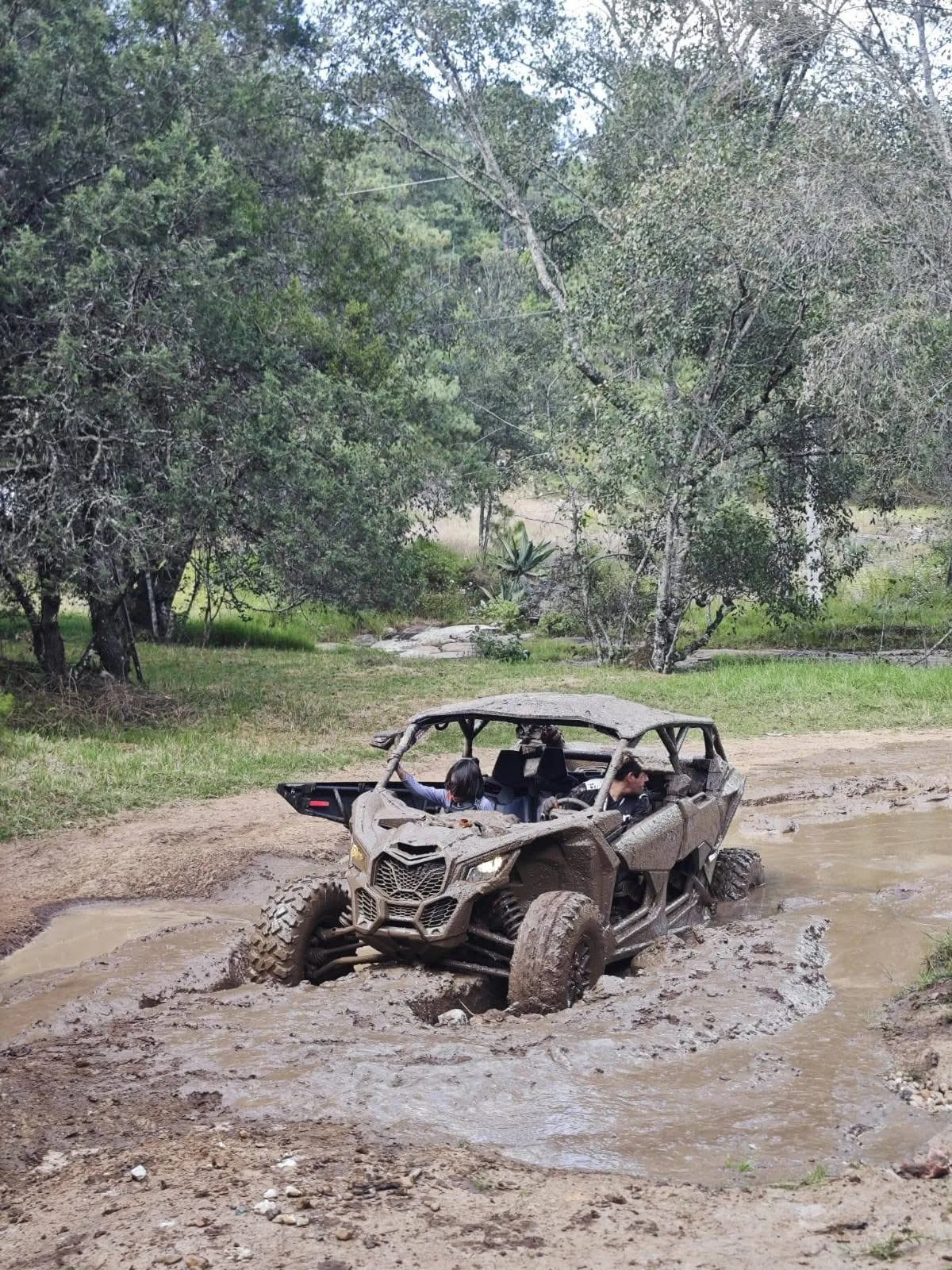 Racer atravesando lodo